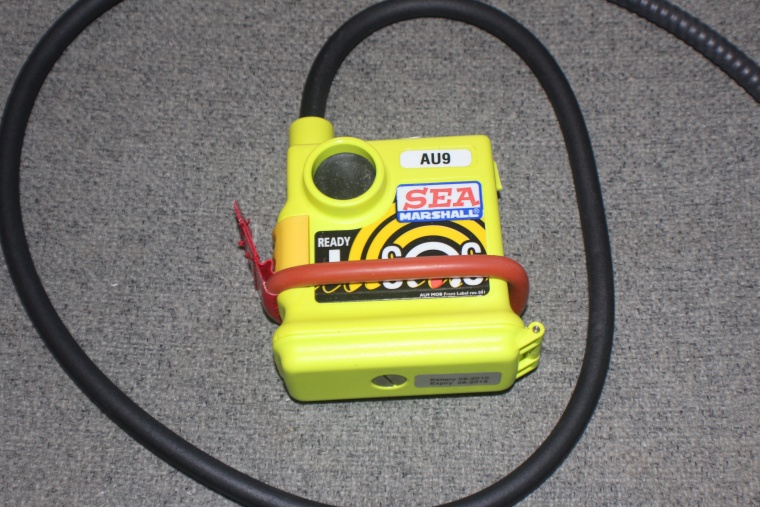AU9 121.5 MHz MOB